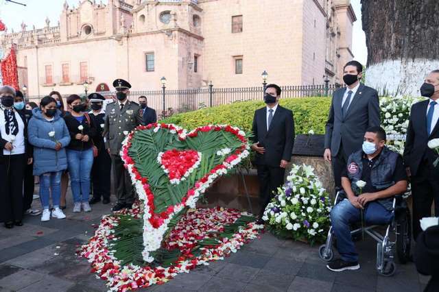 Encabeza Alfonso Martínez Izamiento del Lábaro Patrio para conmemorar inicio de la Independencia