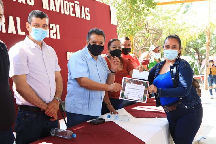 Premian a los ganadores del concurso de piñatas de la zona rural.