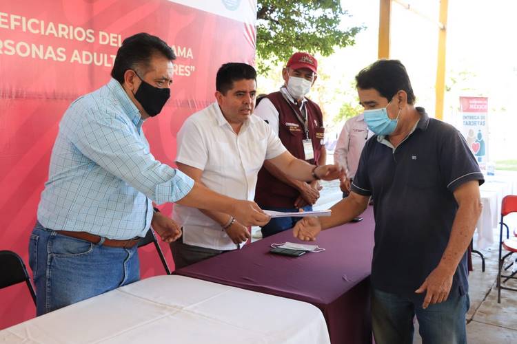 Entregan tarjetas bienestar para 150 Adultos Mayores.