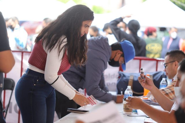 Giulianna Bugarini emitió su voto en la plaza de armas tras hacer fila como cualquier ciudadana