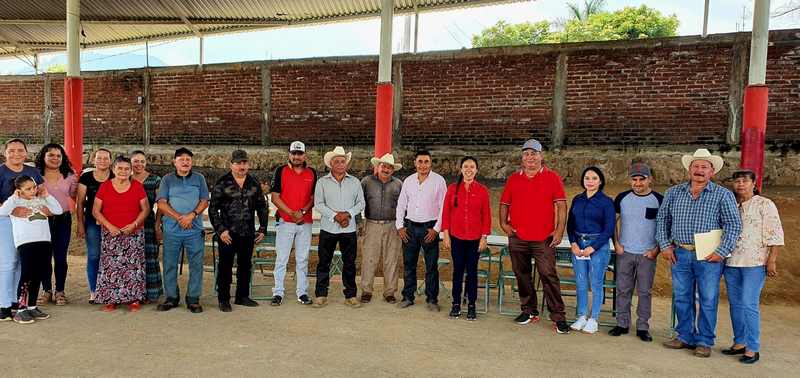 Fanny Arreola se reúne con habitantes de El Molinito y Acahuato de Apatzingán