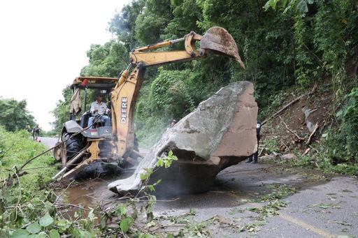 SON RETIRADOS 22 DERRUMBES SOBRE CARRETERAS DE CHINICUILA Y COALCOMÁN