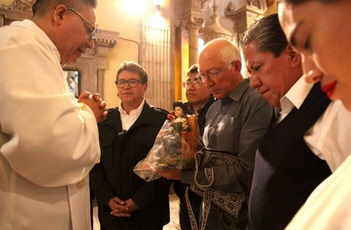 Se reúnen Monreal y Ken Salazar frente al Santo Niño de Atocha