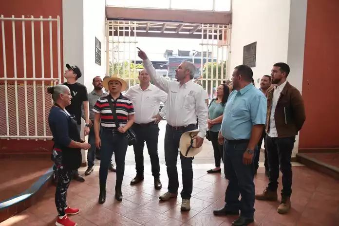 Continúa Bedolla con evaluación de daños en Coalcomán por sismos en Michoacán