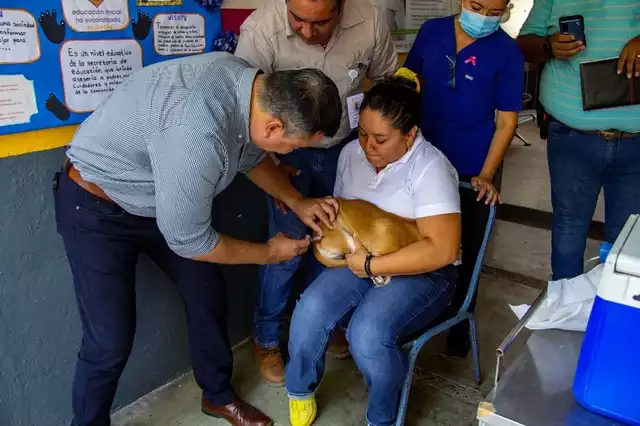Implementa SSM jornada de vacunación antirrábica en La Huacana
