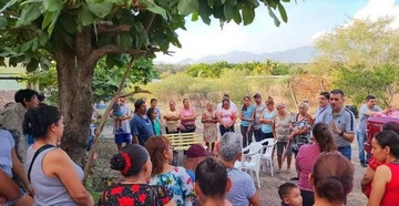 Entregan Toño Cruz e Iván Santamaría canastas navideñas en apoyo a la economía familiar