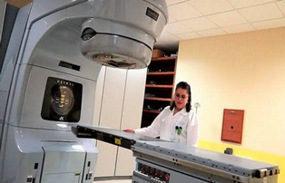 Moderno equipo de radioterapia para atender a personas con cáncer