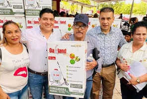 Entrega Toño Cruz mochilas fumigadoras para el campo