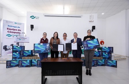 Luis Navarro entrega computadoras para casi 11 mil estudiantes del Conalep