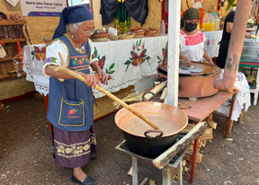 Doña Inés, ofrece deliciosos platillos en el Encuentro de Cocineras Tradicionales