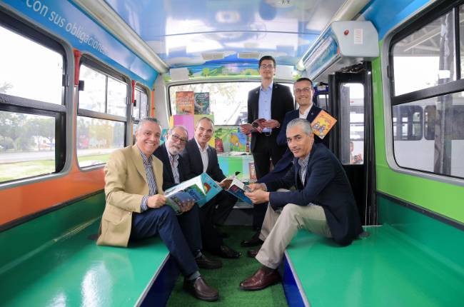 Dona Mercedes Benz al DIF Michoacán autobús para ludo biblioteca móvil