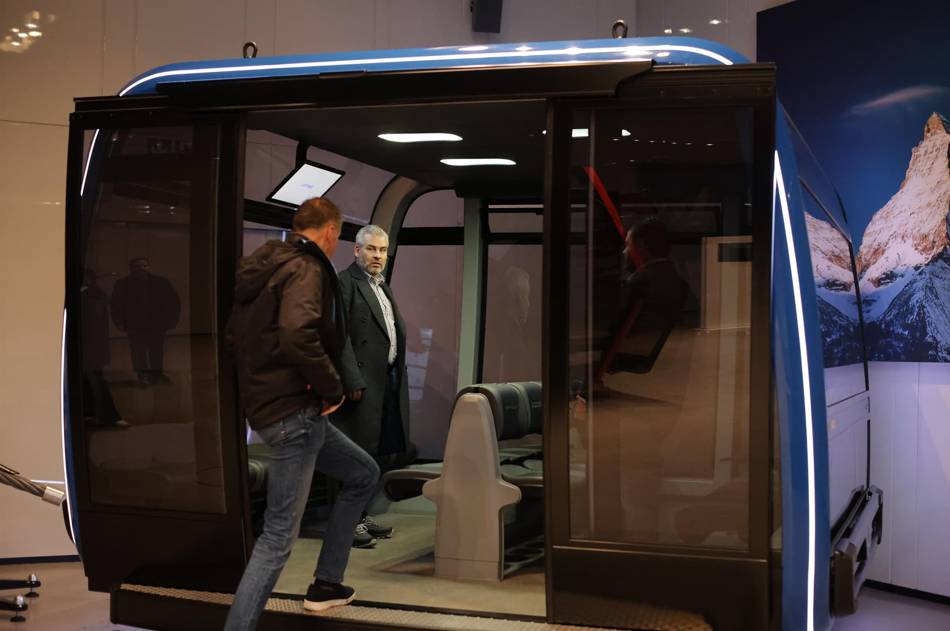 El gobernador paga favores con concesiones y satura servicio de taxi en Uruapan