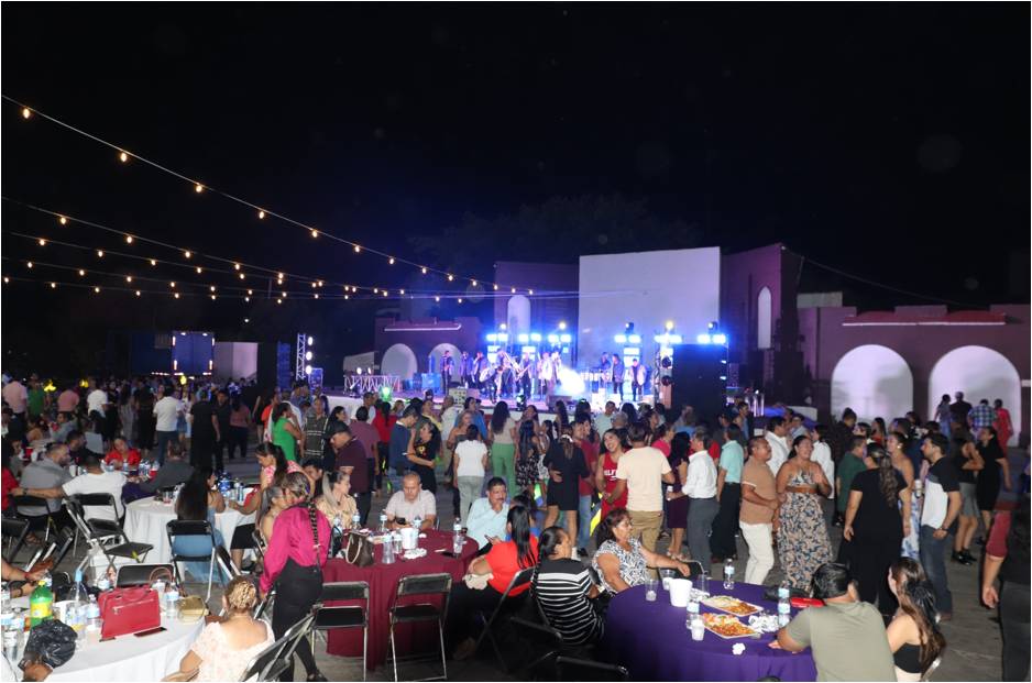 Ayuntamiento de Apatzingán festeja el Día del Maestro.