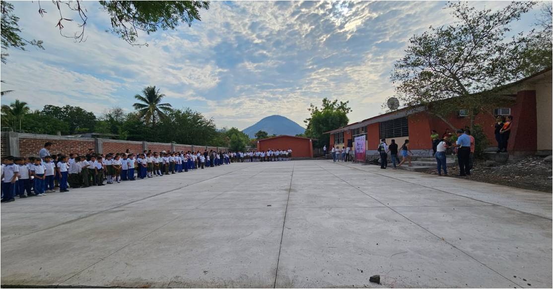 ENTREGA DE FIRMES EN ESCUELAS DE APATZINGÁN