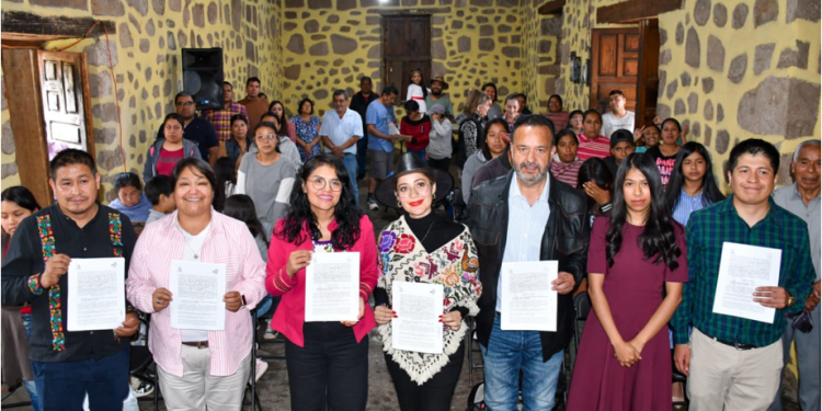 Julio Arreola impulsa acciones contra la violencia hacia mujeres purépechas en Cuanajo