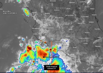 Las recientes imágenes de satélite indican que la onda tropical número 21 se localiza esta mañana entre #Colima y #Michoacán, provocando lluvias en zonas costeras.