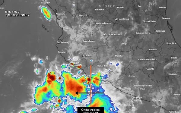 Las recientes imágenes de satélite indican que la onda tropical número 21 se localiza esta mañana entre #Colima y #Michoacán, provocando lluvias en zonas costeras.