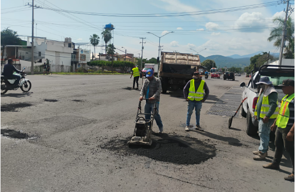 Gobierno de Apatzingán Arranca campaña de bacheo.
