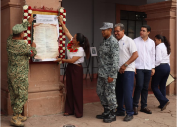 Con Bando Solemne, Fanny Arreola inaugura el espíritu patrio en Apatzingán.