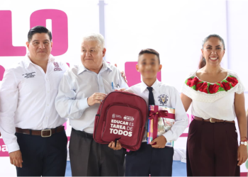 Fanny Arreola da inicio del ciclo escolar en Apatzingán con tecnología y compromiso educativo.