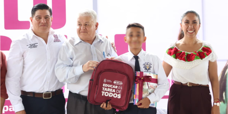 Fanny Arreola da inicio del ciclo escolar en Apatzingán con tecnología y compromiso educativo.