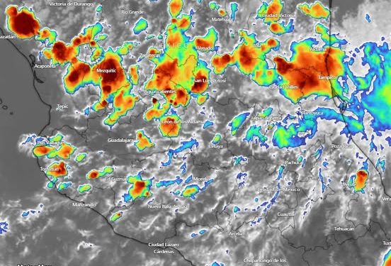 Las recientes imágenes de satélite muestran el rápido desarrollo de núcleos de tormenta en el país, los cuales están provocando lluvias y tormentas fuertes a intensas.
