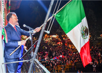 Julio Arreola encabeza el Grito de Independencia en Pátzcuaro ante cientos de familias