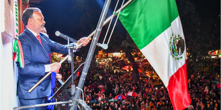 Julio Arreola encabeza el Grito de Independencia en Pátzcuaro ante cientos de familias