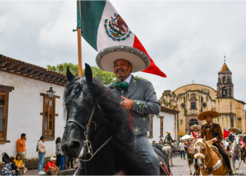 Julio Arreola encabeza desfile del 215 Aniversario de la Independencia en Pátzcuaro