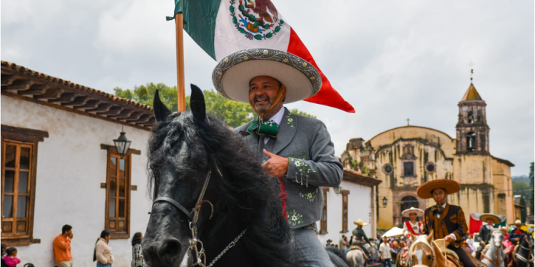 Julio Arreola encabeza desfile del 215 Aniversario de la Independencia en Pátzcuaro