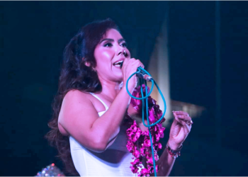 Fanny Arreola presenta la cartelera oficial del Teatro del Pueblo en la Expo Feria Octubrina Apatzingán 2025