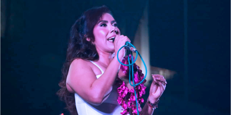 Fanny Arreola presenta la cartelera oficial del Teatro del Pueblo en la Expo Feria Octubrina Apatzingán 2025