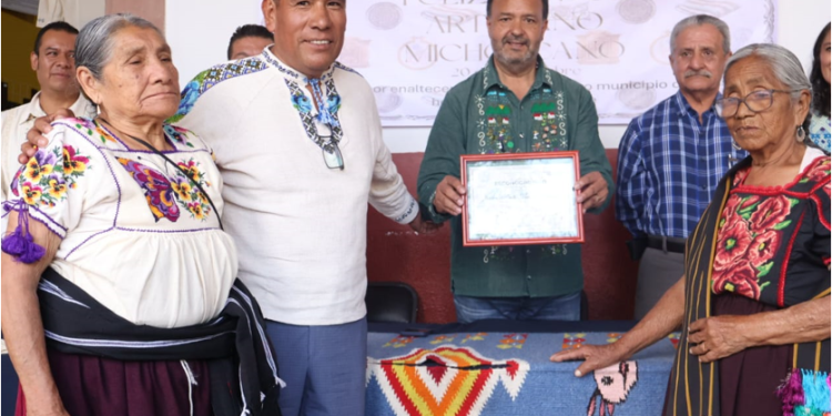 Julio Arreola celebra en Pátzcuaro a las manos creadoras en el Día del Artesano