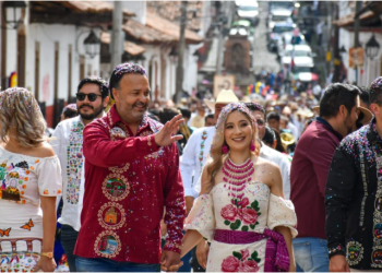 Pátzcuaro celebra 491 años de historia con un desfile lleno de cultura y tradición