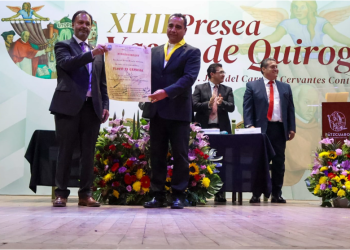 Julio Arreola entrega la XLIII Presea Vasco de Quiroga al presbítero José del Carmen Cervantes Contreras