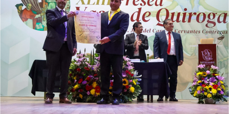 Julio Arreola entrega la XLIII Presea Vasco de Quiroga al presbítero José del Carmen Cervantes Contreras