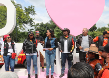 Fanny Arreola da la bienvenida a la Moto Fiesta 2025, encuentro que reunió a cientos de motociclistas.
