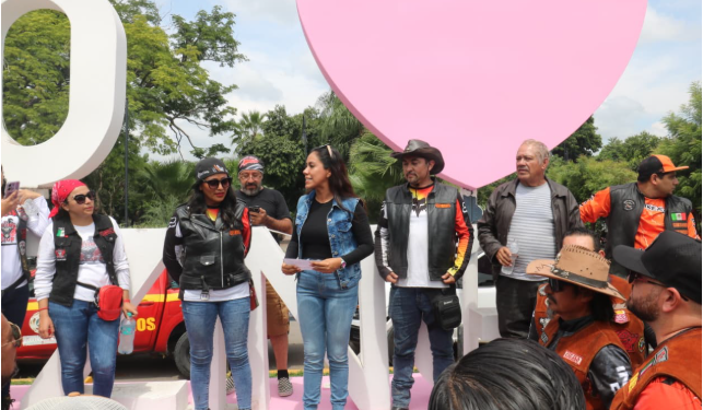 Fanny Arreola da la bienvenida a la Moto Fiesta 2025, encuentro que reunió a cientos de motociclistas.