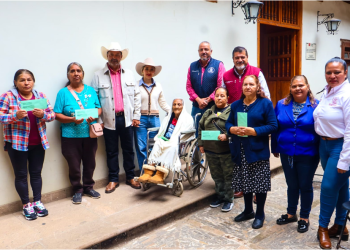 Julio Arreola entrega visas del programa “Peces Blancos” a adultos mayores de Pátzcuaro