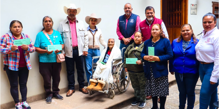 Julio Arreola entrega visas del programa “Peces Blancos” a adultos mayores de Pátzcuaro