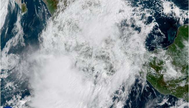 Jueves, continuando las lluvias fuertes a intensas debido a la circulación de la Depresión Tropical en el Pacífico.