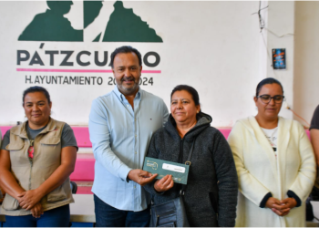 Julio Arreola encabeza la entrega de tarjetas del programa “La Clínica es Nuestra” en la región Pátzcuaro