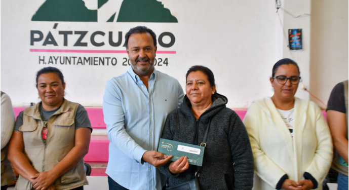 Julio Arreola encabeza la entrega de tarjetas del programa “La Clínica es Nuestra” en la región Pátzcuaro