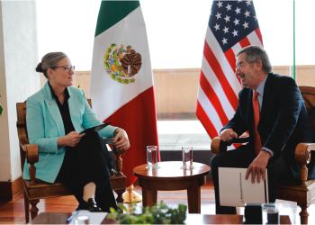 La gobernadora de Arizona, Katie Hobbs, visitó este mediodía al canciller Juan Ramón de la Fuente en la SRE.
