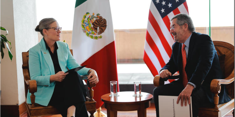 La gobernadora de Arizona, Katie Hobbs, visitó este mediodía al canciller Juan Ramón de la Fuente en la SRE.