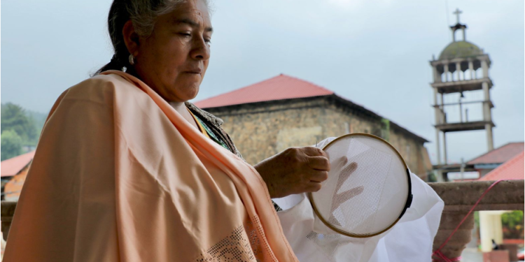 Financiera para el Bienestar brinda créditos sin intereses a artesanas de región Cherán