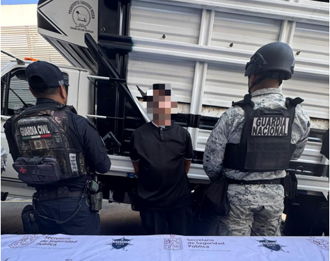 SSP aseguran a hombre con arma y presunto combustible ilegal en Huandacareo