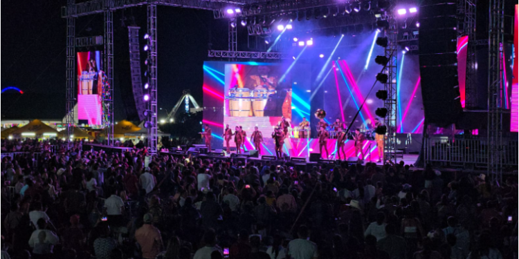 Feria octubrina vibra con Banda El Recodo y fortalece la economía local.