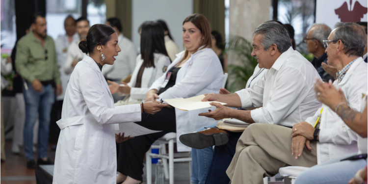 Raúl Morón atiende peticiones y necesidades del Sector Salud de Michoacán