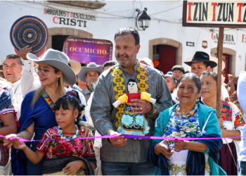 Julio Arreola inaugura el Desfile Artesanal y el Tianguis de la Noche de Ánimas Pátzcuaro 2025